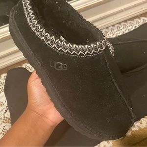 UGG slippers! GET A PAIR BEFORE FALL ENDS :D